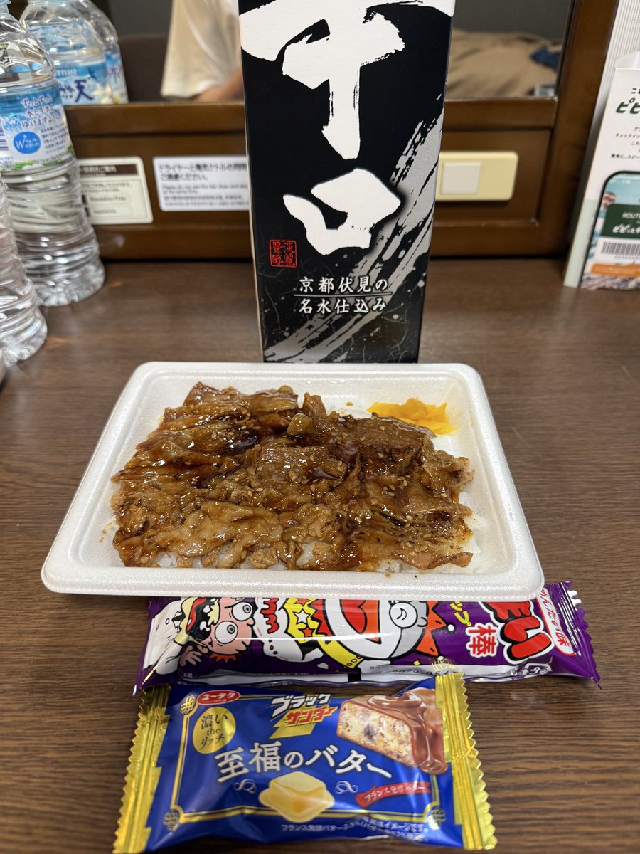 _kenta3's tweet photo. 三重県出張3日目（夜）
今年に入ってから延べ18日間の三重県出張も明日で終わりそうです。😀

今夜も仕事で遅くなったのでコンビニ弁当をホ��ルで寂しく食べます。😂 https://t.co/8JJEinEheB