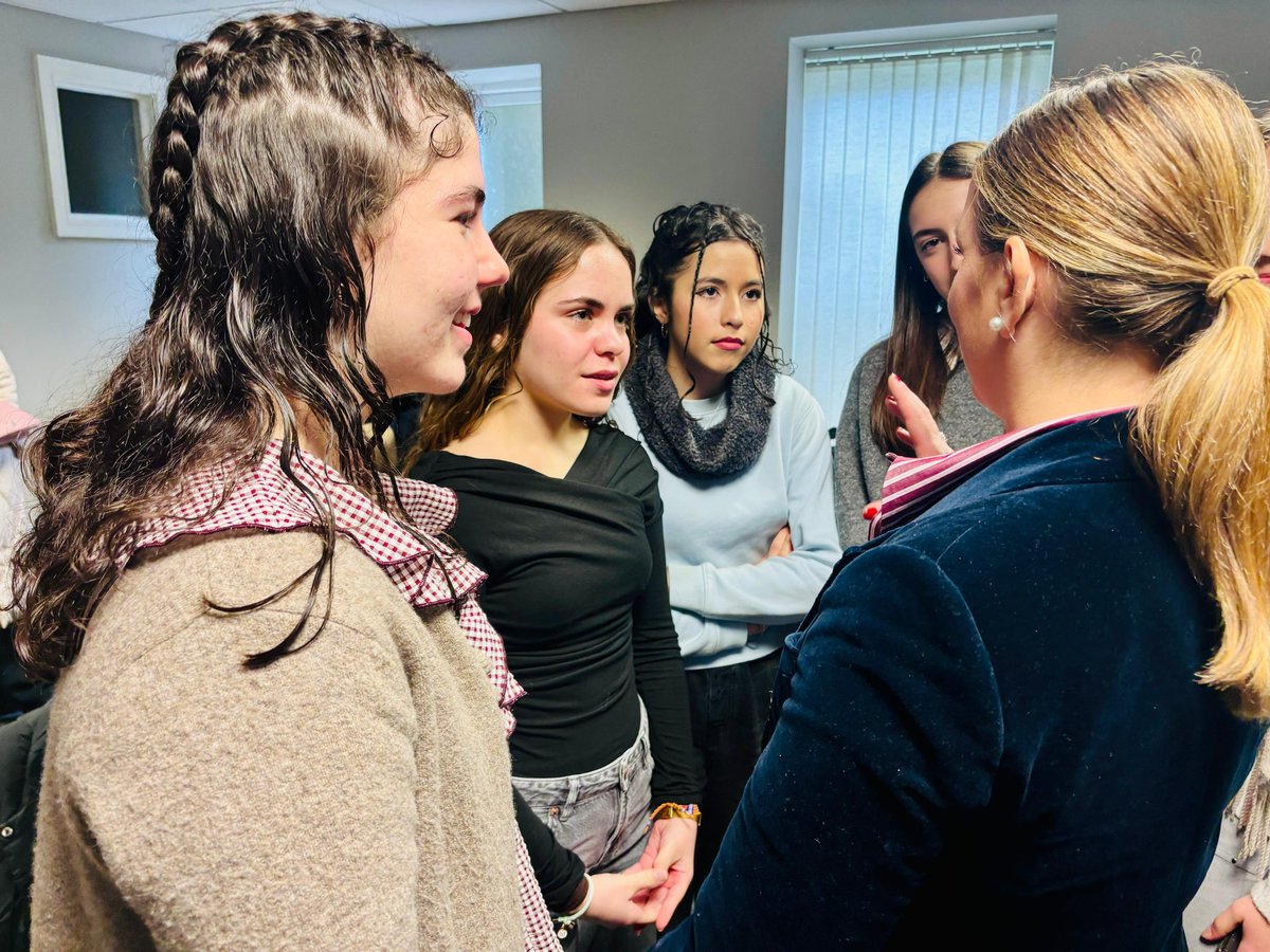 MargaProhens's tweet image. 🇮🇪✨ Continuam a #Irlanda, avui a #Kilkenny, per visitar el segon grup d’estudiants de les Illes Balears que estan vivint aquesta oportunitat única gràcies a les Beques Excel·lència del Govern, amb totes les despeses cobertes. 

És una satisfacció veure la il·lusió que tenen, com