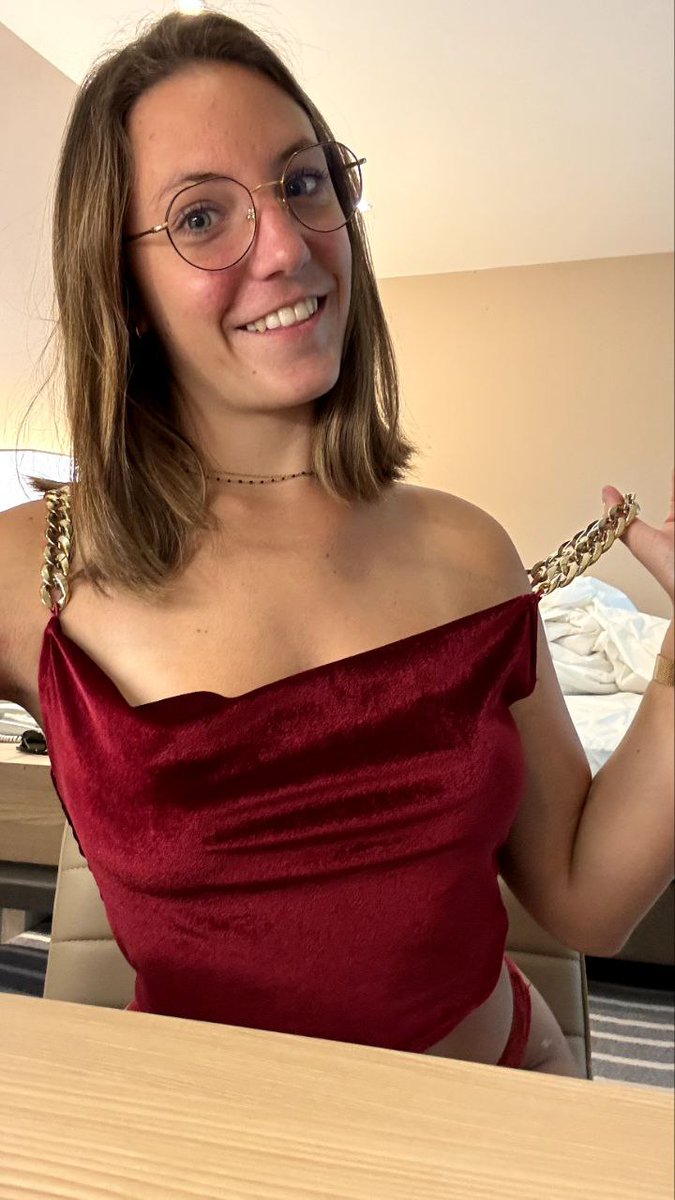 mini_cams's tweet photo. Une femme à lunette c’est mimi non ? https://t.co/c2G9iBs636