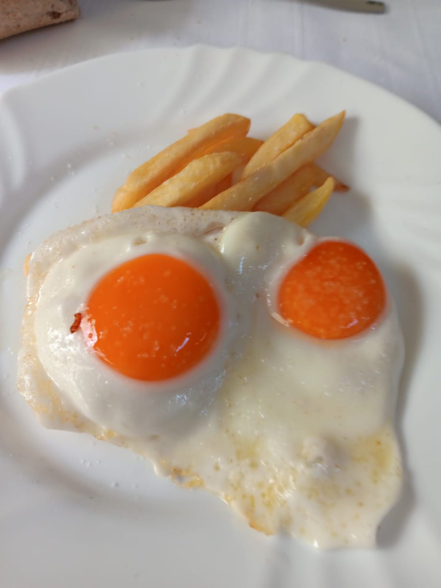 Pisto, me lo han puesto, lo he probado y lo he dejado, sabía raro, como... a quemado.
Huevos fritos con patatas fritas, frías y pocas, a un compañero le han puesto  las redondas pequeñas, esas podridas, que las siguen poniendo.
Los huevos tb fríos. Residencia Colmenar Viejo.