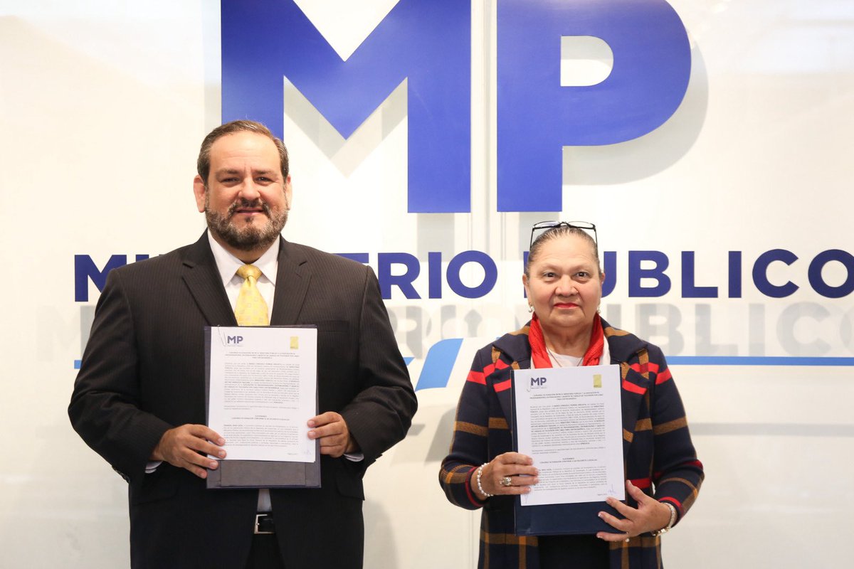 VicenteCarrera_'s tweet image. ¡Qué bonito ver a la fiscal general y jefa del @MPguatemala firmando convenios para proteger la propiedad intelectual, mientras protege a los corruptos con tanto "corazón" y transparencia! Justicia selectiva nivel descarado. 👏 #MPfuerteYfirme (pero solo para sus enemigos).