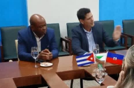 CubaMES's tweet image. 👉 El @ICACuba y la @UNAH_Cuba, firmaron convenios de colaboración con la Universidad de Fondwa de la República de Haití, para trazar acciones de intercambio en las áreas del posgrado

📸ℹ️ #ICA
#Cuba #ICACuba #UNAH #Colaboración #Ciencia #Posgrado