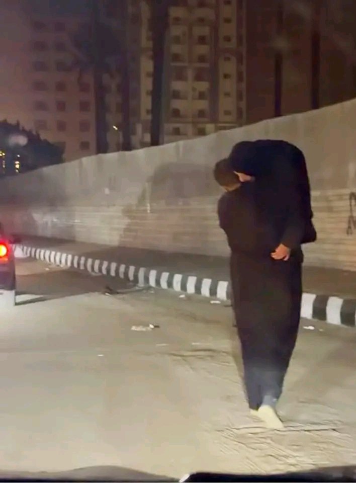 ناس ماشين في الشارع بعربيتهم لفت نظرهم شكل الشاب ده وهو ماشي مع إمرأة مُسنة وعمال يحضن فيها ويطبطب عليها 
فحبوا إنهم يصوروه … لكن فجأة وهما بيصوروا لقوا الشاب بيشيل الست ويمشي بيها ! 
المشهد إستفز مشاعرهم جداً 🥺 وقربوا منهم ووقفوهم علشان يوصلوهم بالعربية …
الشاب هو الإبن