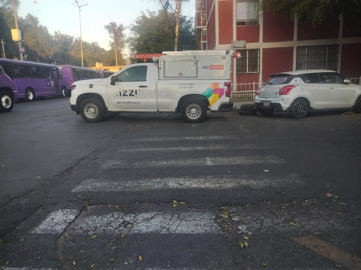 Authentique_moi's tweet photo. @izzi_mx @ayudaizzi ahora sí, el cínico vilmente se estaciona sobre el paso y tapando la rampa. Deberían sancionar a sus choferes que no conocen el reglamento o por lo menos la educación https://t.co/GY6Pek8Gil