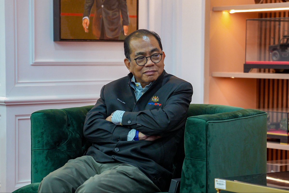 Saya menerima kunjungan hormat Ketua Staf Markas Angkatan Tentera Malaysia (ATM) yang baharu, Leftenan Jeneral Dato’ Seri Haji Muhammad Huzaimi bin Sabri, di Wisma Pertahanan.

Beliau dilantik sebagai Ketua Staf Markas ATM berkuat kuasa 1 Januari 2026, selepas menamatkan