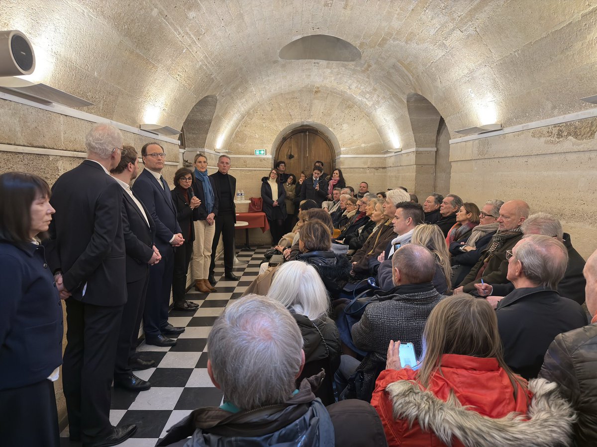 Réunion dans le 8e arrondissement de #Paris autour de notre candidate <a href="/datirachida/">Rachida Dati ن</a>.

Pour changer Paris, il n’y a qu’un seul vote qui vaille, c’est <a href="/PourDati2026/">Dati 2026</a>. 

Tous mobilisés, dès le 1er tour, derrière notre liste !

#Dati2026 #ParisVaChanger