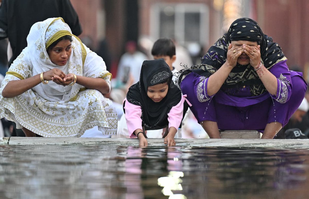 the_hindu's tweet photo. Muslims break their fast on the 1st day of the Holy month of Ramzan at Jama Masjid in New Delhi on February 19, 2026.

📸: @shashiskashyap https://t.co/DzDNyxx2o8