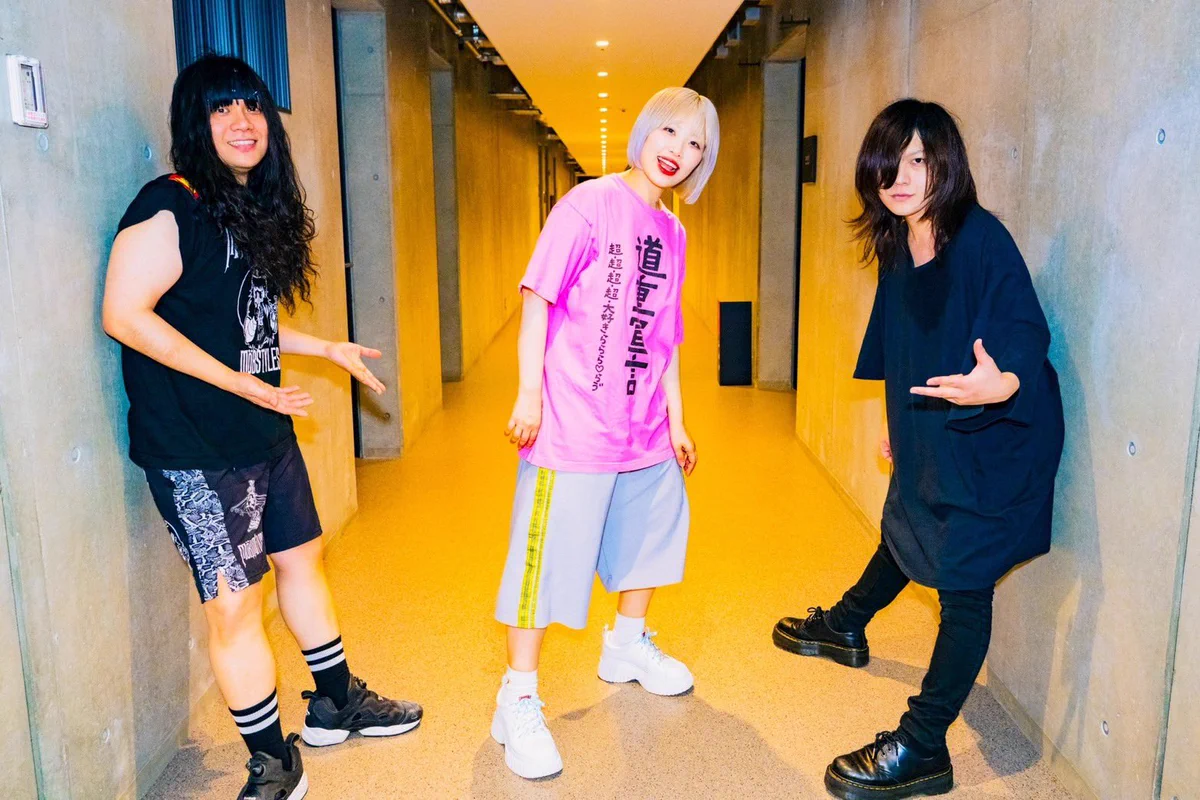 アバンギャルディ★アヤネさんサイン入りボール★金銀テープ★セット売り HBhm5nWbUAcRnOk?format=webp&