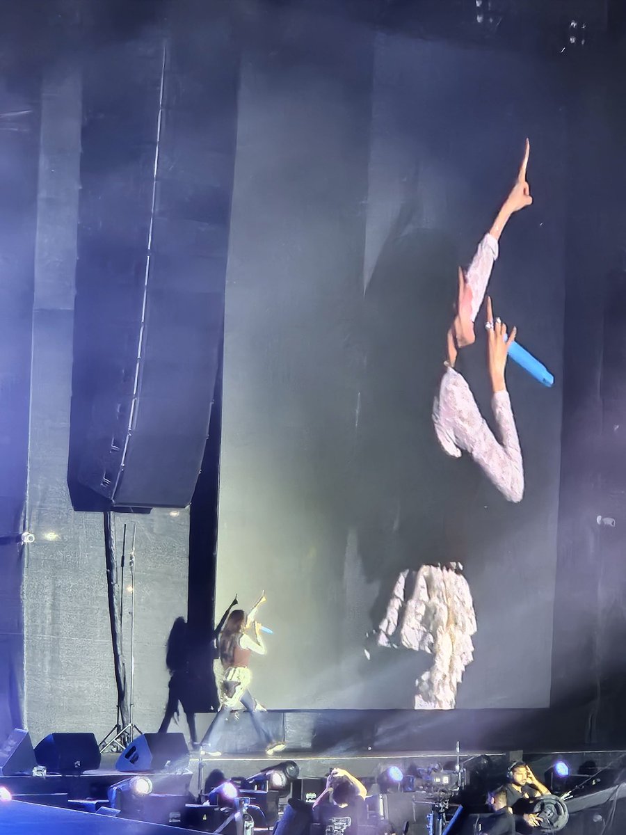 jueon_ahn's tweet photo. #크레이지수퍼콘서트두바이 #KRAZYSuperConcert 
#두바이 #박재범 #지드래곤 #예린 #예인 #agnezmo 
벌써 이틀 전인가요 넘 즐거운 콘서트였습니다 다들 즐기는 그 분위기 말로 표현할 수 없어요 

그럼 이제 난 다시 #안효섭 효섭효섭 하러 가야지.... #폴짝....🐸🤣🤣🤣
사담이지만.... 내가 줄서서 기다리면서 앞에 두바이에서 사는 친구들한테 안효섭 아냐 그러니 
액터!!! 비즈니스 프로포절!!! 케이팝디몬헌터스 지누 보이스 액팅!!! 다 알아 다 알아. 그래서 뿌듯.