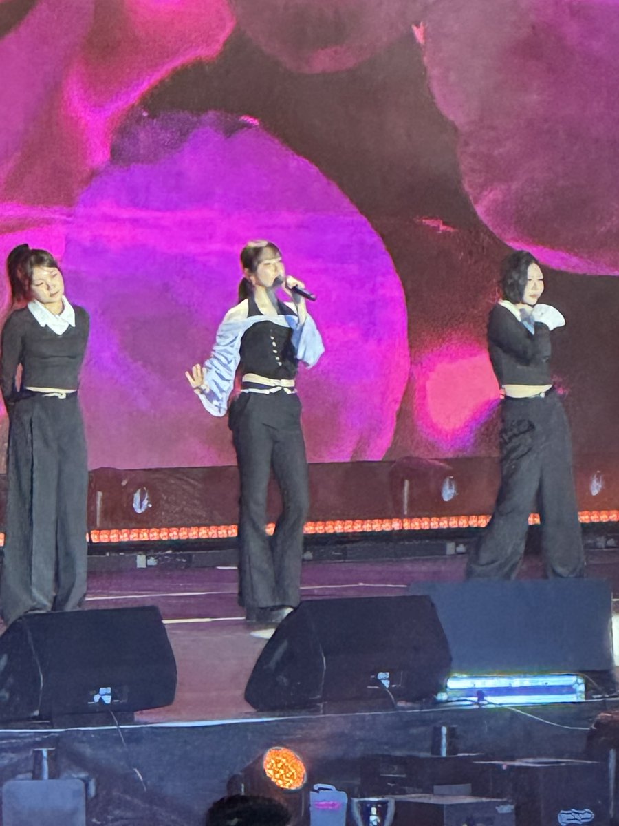 jueon_ahn's tweet photo. #크레이지수퍼콘서트두바이 #KRAZYSuperConcert 
#두바이 #박재범 #지드래곤 #예린 #예인 #agnezmo 
벌써 이틀 전인가요 넘 즐거운 콘서트였습니다 다들 즐기는 그 분위기 말로 표현할 수 없어요 

그럼 이제 난 다시 #안효섭 효섭효섭 하러 가야지.... #폴짝....🐸🤣🤣🤣
사담이지만.... 내가 줄서서 기다리면서 앞에 두바이에서 사는 친구들한테 안효섭 아냐 그러니 
액터!!! 비즈니스 프로포절!!! 케이팝디몬헌터스 지누 보이스 액팅!!! 다 알아 다 알아. 그래서 뿌듯.