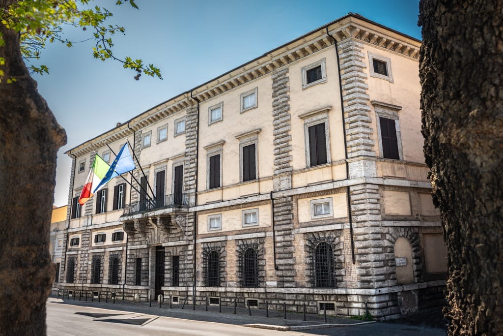 MinisteroDifesa's tweet photo. 🎓✨ Nasce il primo Master di II livello in “Valorizzazione del Patrimonio e della Cultura della #Difesa”.

📚🇮🇹 Un percorso innovativo per approfondire storia, identità e patrimonio culturale della Difesa, con uno sguardo concreto alla loro tutela e promozione.

📍🗓 Presentazione ufficiale: 10 marzo al Centro Alti Studi Difesa, alla presenza del Ministro @GuidoCrosetto.

📝 Iscrizioni aperte. Per maggiori informazioni 👉 https://t.co/8o353kUQve