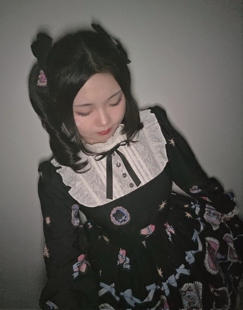 PrettyRock__S2's tweet photo. 첫 블랙 양복 코디하고 데이트 다녀왔어요👻🖤 https://t.co/Oyd6cTNUiX