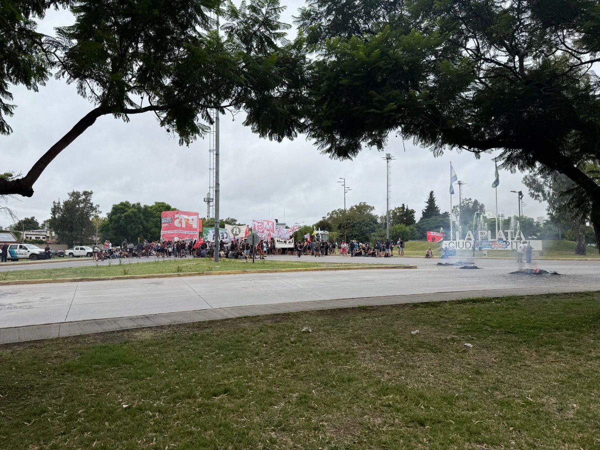 Corte total de la autopista Buenos Aires - La Plata.

Fuerzas de Seguridad y el Grupo de Apoyo Departamental (GAD) de la Policía de la Provincia, custodian el corte de organizaciones sociales y sindicatos en el marco del Paro General.

📱<a href="/MicaConstantini/">MicaC</a> 

#PAROGENERAL #Transito