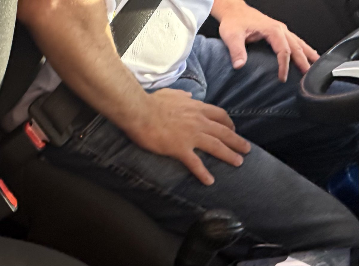 paquetes_bultos's tweet photo. Como le entra uno a un Uber? Este men estaba muy rico pero me dio pena hablarle. #cruisingmedellin #morbo
#bolaslibres #erección #machos #culiones
#versatil #vergones #bultoshombres
#paqueteshombres #gayhot #gaymature #amateur #gay https://t.co/JE50uQlElx