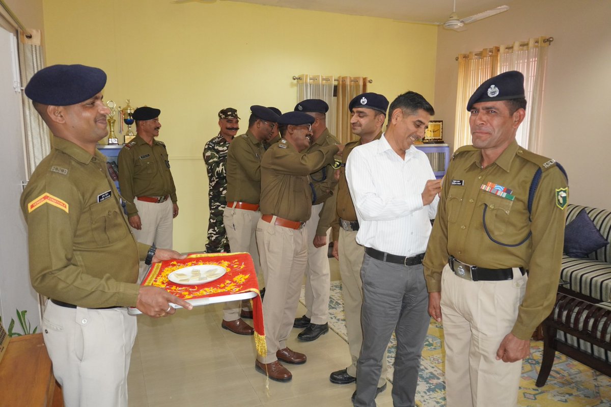 37BnSSB_INDIA's tweet photo. 37वीं वाहिनी, #SSB, मंगलदोई में कमांडेंट महोदय की गरिमामयी उपस्थिति में 10 वर्ष की सराहनीय सेवा पूर्ण करने वाले आरक्षी कार्मिकों को “वरिष्ठ आरक्षी चिन्ह” लगाकर सम्मानित किया गया। https://t.co/uroEoWWoXH
