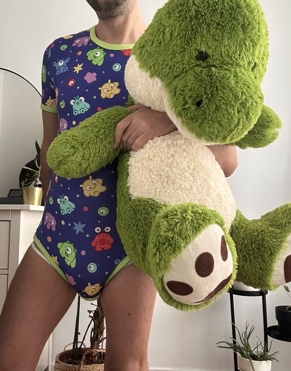 diapergalicia's tweet photo. Hugging Dino π€π¦ @OnesieDownunder #diaperlover #diapergay #diaperboy #abdl #thickdiaperlife #thickdiaper #abdlboy #kiddodiapers #kiddojuniorplus #onesie #plasticpants https://t.co/HoI9nbgHat
