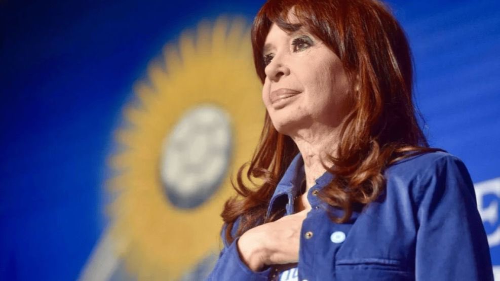 damianvaz82's tweet photo. Cumple ella....la q siempre le cumplió al pueblo!!! La Reyna de nuestros corazones #CristinaLibre ✌🏾 https://t.co/iJc8nisFFQ