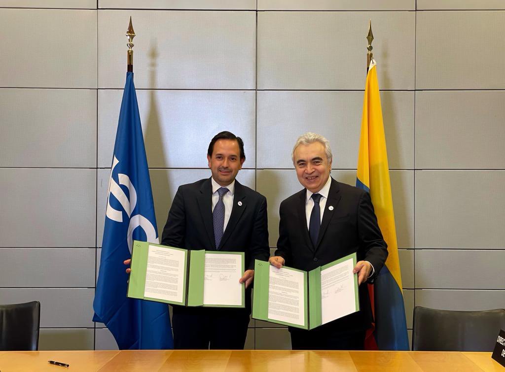 DiegoMesaP's tweet photo. Que orgullo ver que el proceso que iniciamos con @fbirol en 2022 en el gobierno de @IvanDuque para que Colombia 🇨🇴 ingresara como miembro a la Agencia Internacional de Energía, culmine hoy con éxito.

En 2022 la @IEA nos abrió las puertas, reconociendo nuestro liderazgo en transición y seguridad energética, y hoy el país se convierte en su estado miembro número 33. 

“IEA Ministers invite Colombia to become Agency’s 33rd Member country”👇🏼
https://t.co/UzhIcNAj32