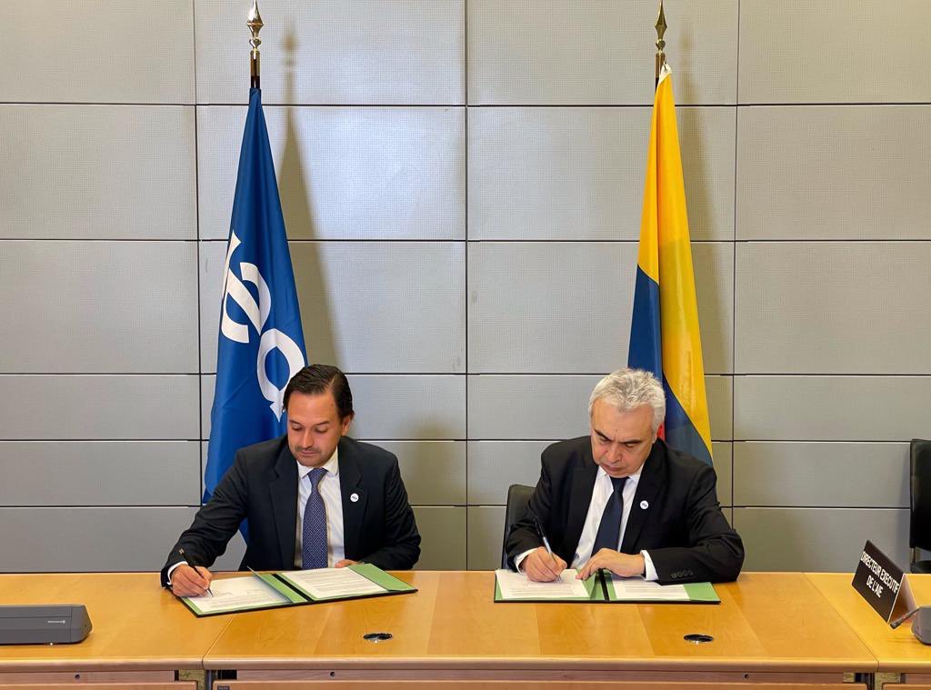 DiegoMesaP's tweet photo. Que orgullo ver que el proceso que iniciamos con @fbirol en 2022 en el gobierno de @IvanDuque para que Colombia 🇨🇴 ingresara como miembro a la Agencia Internacional de Energía, culmine hoy con éxito.

En 2022 la @IEA nos abrió las puertas, reconociendo nuestro liderazgo en transición y seguridad energética, y hoy el país se convierte en su estado miembro número 33. 

“IEA Ministers invite Colombia to become Agency’s 33rd Member country”👇🏼
https://t.co/UzhIcNAj32