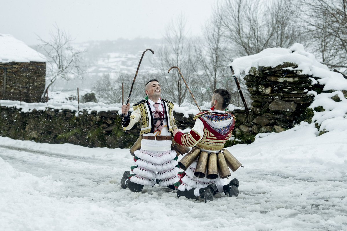 Rematou o rito por excelencia das sociedades rurais en Galicia: o Entroido que amamos, que enche as almas e alimenta os corpos en tempos convulsos.

Nas imaxes, os felos nunha aldea da Serra de San Mamede.

📸 <a href="/brais_lorenzo/">Brais Lorenzo</a>