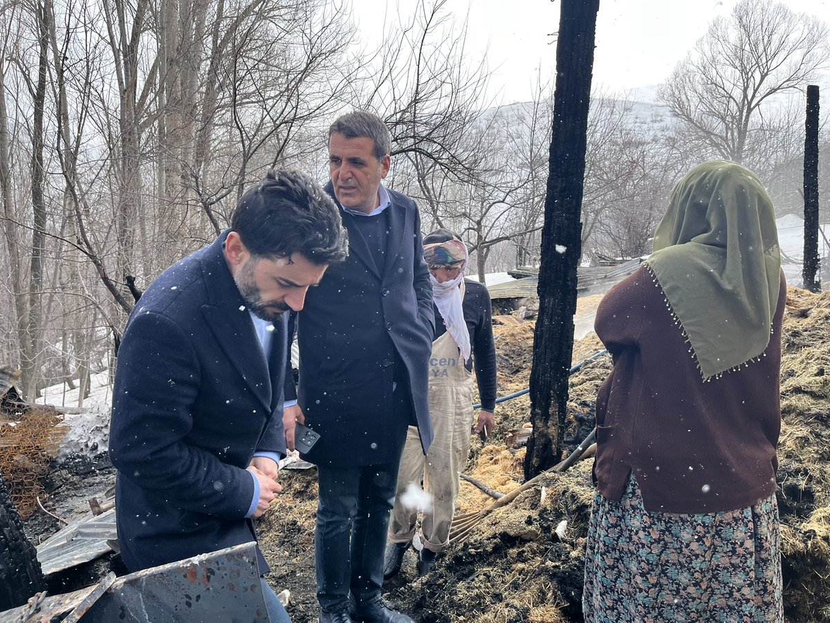 İl Eş Başkanımız ve İl Genel Meclis üyemiz, Haziran Köyü’nde evi ve hayvanları telef olan aileyi ziyaret etti. Yaşanılanların yalnızca bir evi değil, bir yaşamı ve yılların emeğini yok ettiğini biliyoruz. Bu zor süreçte dayanışmayla yanlarında olacağımızı ifade ettik.
