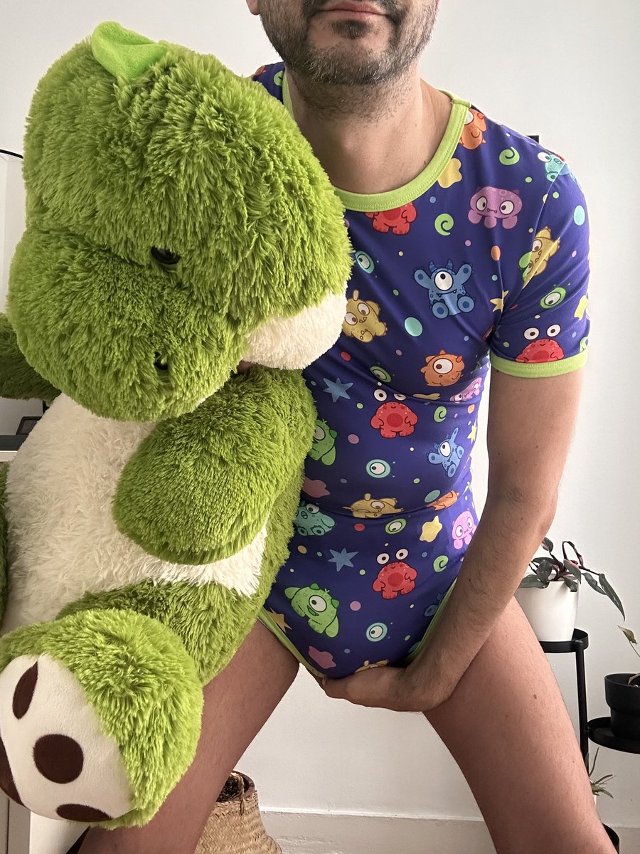diapergalicia's tweet photo. Hugging Dino π€π¦ #diaperlover #diapergay #diaperboy #abdl #thickdiaperlife #thickdiaper #abdlboy #kiddodiapers #kiddojuniorplus #onesie #plasticpants https://t.co/21cNc8CT8N