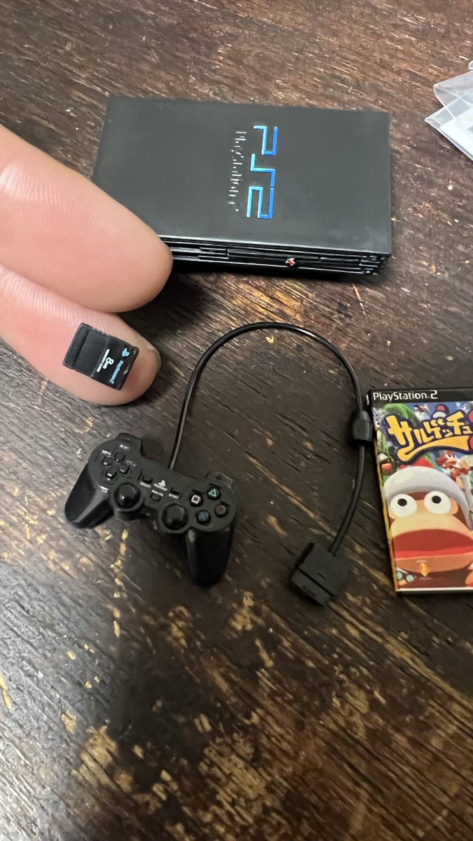 kojikogi's tweet photo. 話題のプレステのヒストリーコレクション
この小ささでこのクオリティ…！
PS・2世代の私にはたまりません！

もう可愛すぎてずっと見てられる…✨過去のファミコンとかも欲しい…！！！ https://t.co/Ikue8yft12
