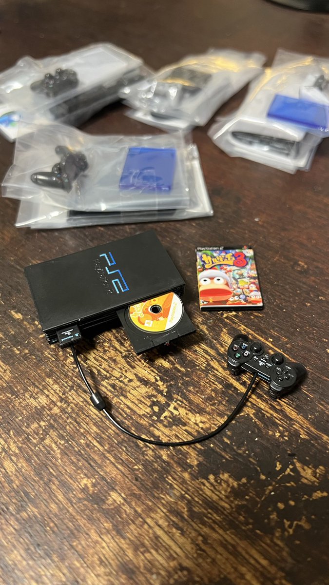 kojikogi's tweet photo. 話題のプレステのヒストリーコレクション
この小ささでこのクオリティ…！
PS・2世代の私にはたまりません！

もう可愛すぎてずっと見てられる…✨過去のファミコンとかも欲しい…！！！ https://t.co/Ikue8yft12