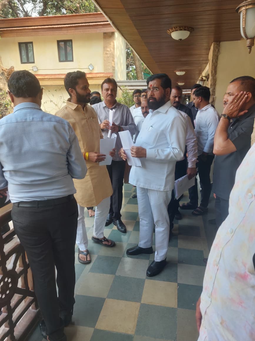 amarpatil5050's tweet photo. #महाराष्ट्र राज्याचे #उपमुख्यमंत्री तथा #शिवसेना मुख्य नेते @mieknathshinde साहेब यांचे भेट घेऊन मा.अमर पाटील यांनी जि.प.व पं.स.निवडणुकीत यश मिळवला. #दक्षिणसोलापूर #उत्तरसोलापूर व #अक्कलकोट साठी भीमा,सीना नदी मध्ये उजनी धरणातून पाणी सोडण्याची मागणी केली. #सोलापूर #Solapur #MH13 https://t.co/xj4cBXIRrs
