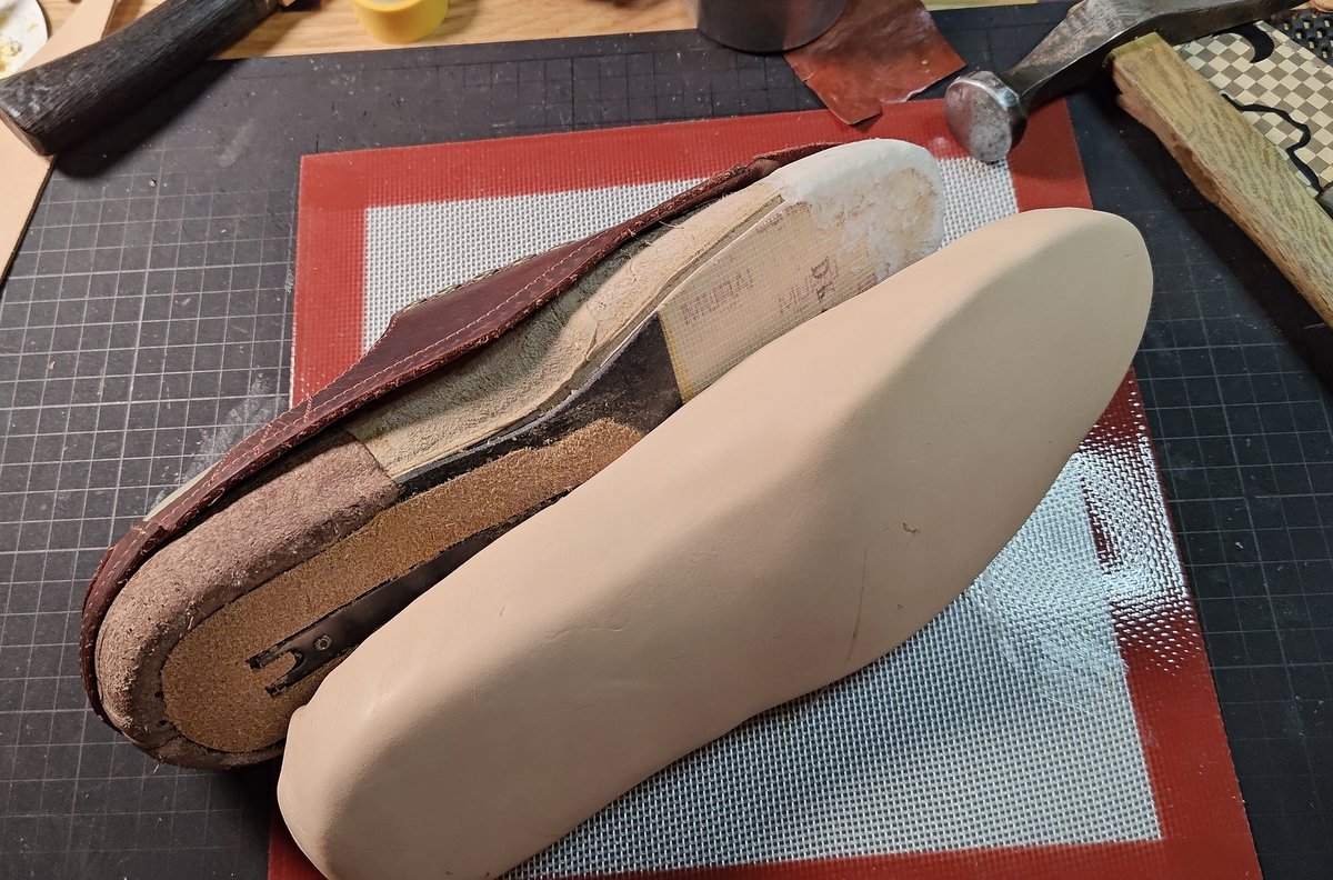 Pyon_Leather's tweet photo. 色々あって靴を作れるようになったけど、やっぱり生産性無視のよく分からない物を作ってしまう。

プラットっぽい袋のライニングの上に中底と月型を貼り付けてアッパーと底を掬い縫いでくっつける。
これはオパンケ製法になるのか？
吊り込まないで靴が作れると思ったけど結局底を吊り込んでた。 https://t.co/y4wG0QeF5f