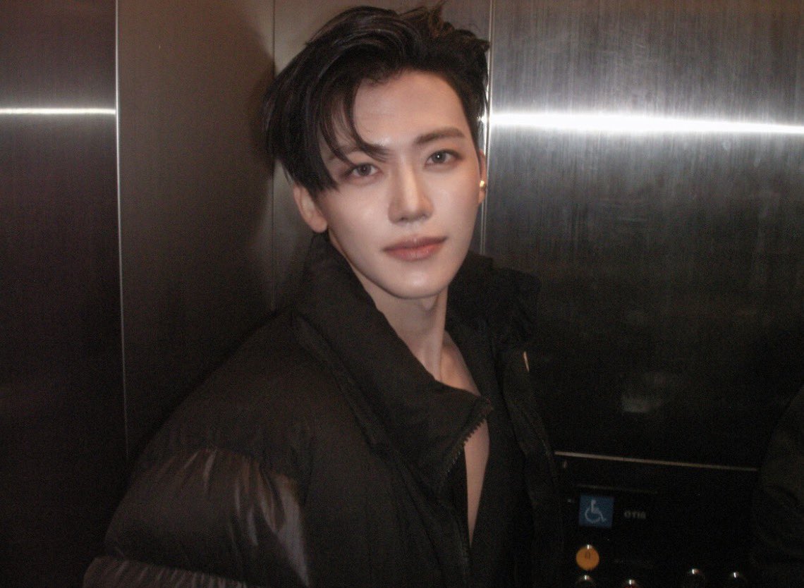 ฮีเหมือนมีแฝดมากㅠㅠㅠㅠㅠㅠㅠㅠㅠกุว่าเขาโกงไปไหมวะ มุมไหนลุคไหนก็หล่อหมด เก็บเรียบโคตรเท่เลยโว้ย