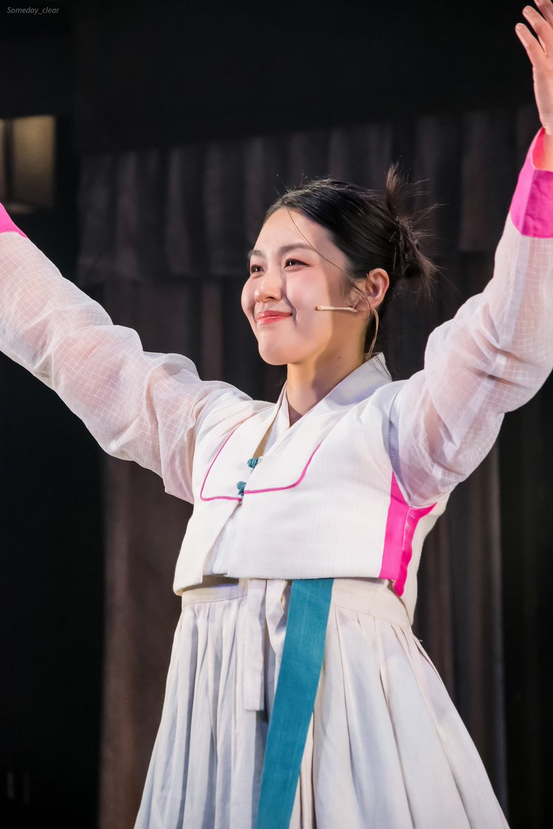 260219 뮤지컬 판 : 커튼콜 :)

박은미 배우님 :)

봄 춘, 썸탈 섬.
춘섬 인사드리오🙇‍♀️