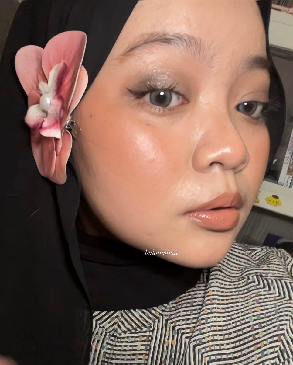 cantiknya bukan gimmick doangg!
pas dipake beneran secantik ituu pliss eyeshadow enihh 🫰🏻