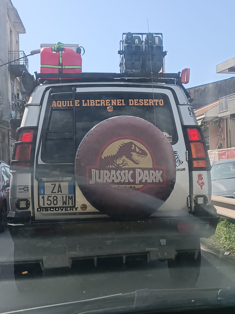 VeryEdeaLight93's tweet image. For a moment I was immersed in the world of Jurassic Park 😳😆😆.
I found the idea nice and the car is similar to the one in the movie 🤭🤭 #street #jurassicpark #JurassicWorld #machine #idea #fun #movie #day #sun 😂