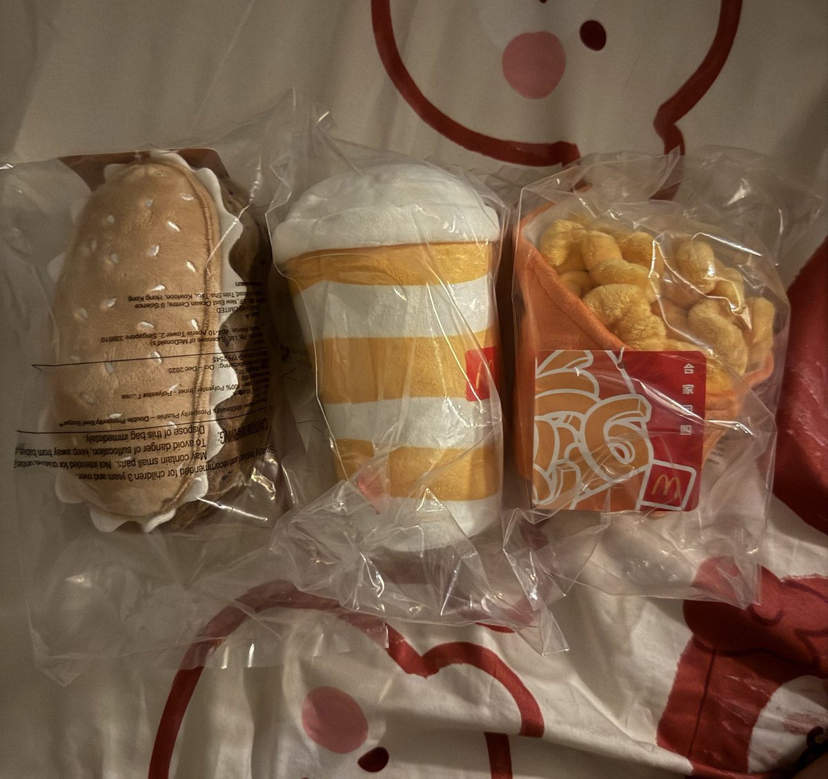 我哥哥幫我把漢堡集齊了www
有誰要吃的 來吧我有麥噹噹新年套組（新加坡版） xD

💜✨