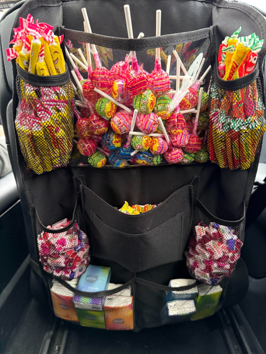 La petite leçon de #commerce du jour… Elle m'a été donnée dans la simplicité et la bonne humeur par un chauffeur de taxi parisien aujourd'hui. Quand je suis monté dans sa voiture, je suis tombé nez à nez avec… le distributeur de friandises en photo. Et, quand je lui ai demandé