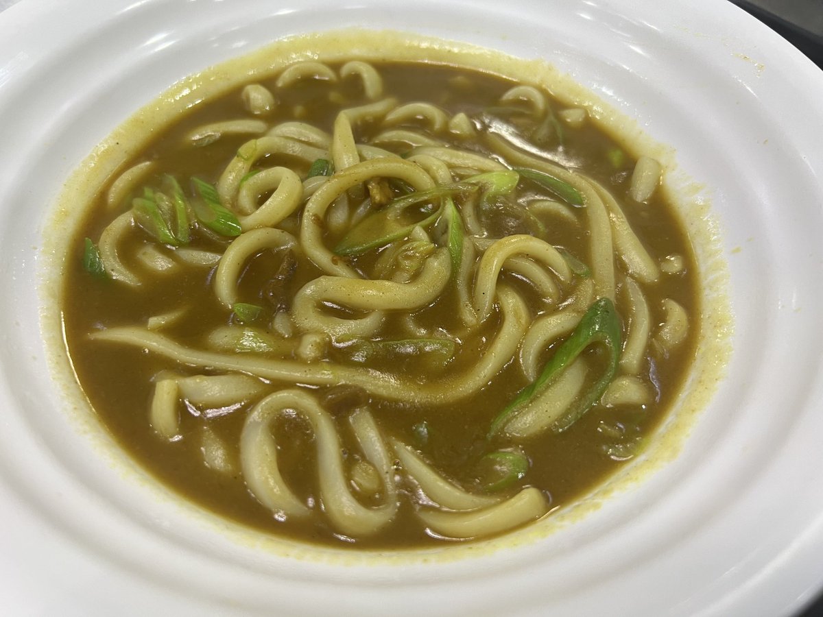 pokerbananaoffi's tweet photo. 🇵🇭 フィリピン・マニラ 🇵🇭
♠️ POKER BROTHERS ♠️

本日はカレーうどん🍛✨

スパイス香る濃厚ルーに
もちもち麺がしっかり絡む…🤤

一口食べれば、止まりません。

熱い一杯で体を温めて、
テーブルでもヒートアップ🔥

ご来店お待ちしております♠️
#pokerbrothers  #フィリピン #マニラ https://t.co/NPL0LTmYvw