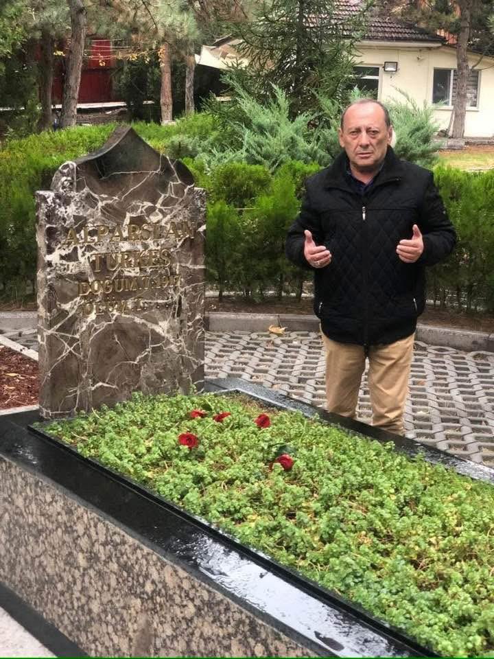 MHP Keçiören ilçe yönetimlerinde yıllarca görev yapan ‘ dürüst samimi bir dava adamıydı. Eczacı Nizamettin abim. Ruhun şad mekanın cennet olsun. Rabbim ailesine ve sevenlerine sabır versin. Bir ülkücü dava adamı değer daha gitti. Üzdü bizi. Ülkücü camiamızın başı sağ olsun 😪🇹🇷