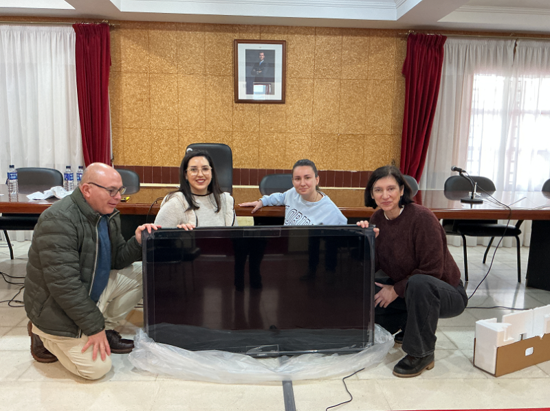 Orellana recibe el equipamiento para la puesta en marcha del servicio ‘Nubeteca’ en la Biblioteca Municipal costadulcefm.es/orellana-recib…