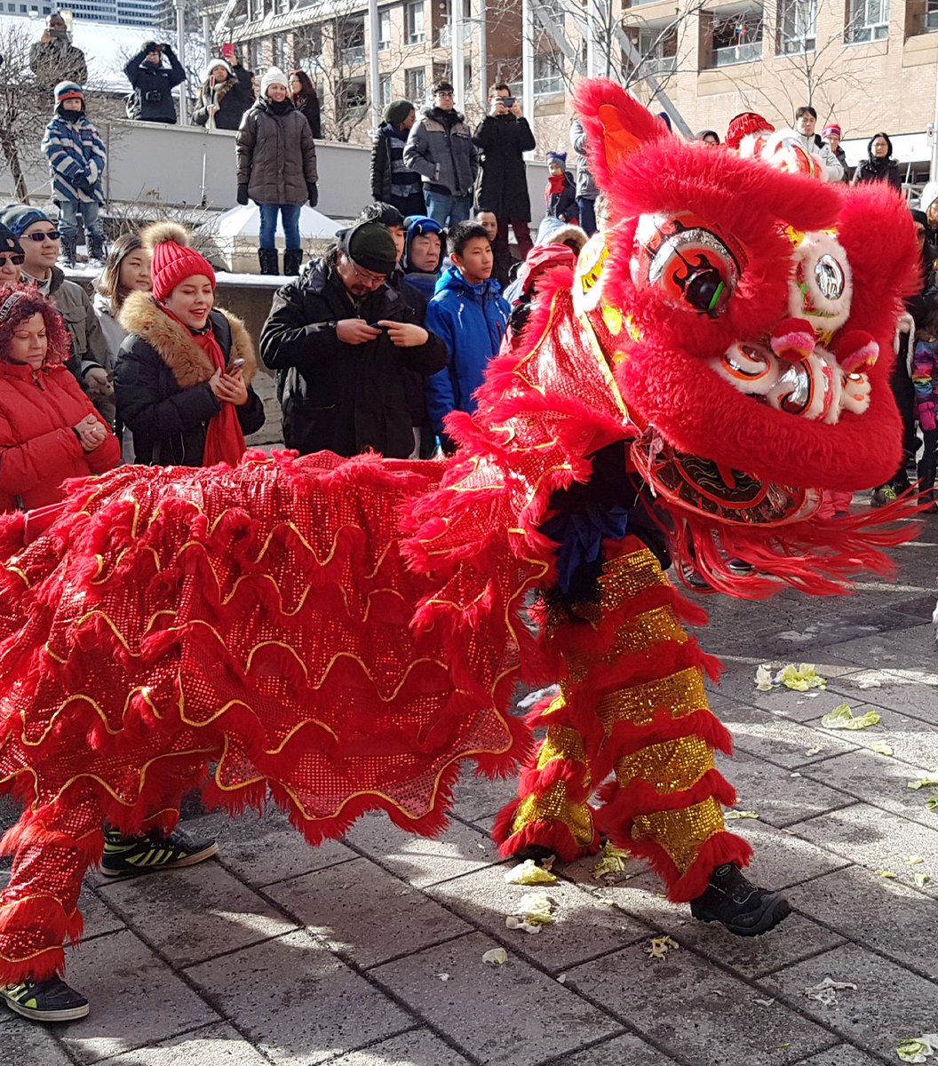 Dexerto's tweet image. Thai police disguised themselves as a traditional lion dance troupe to arrest a suspected thief at a local fair