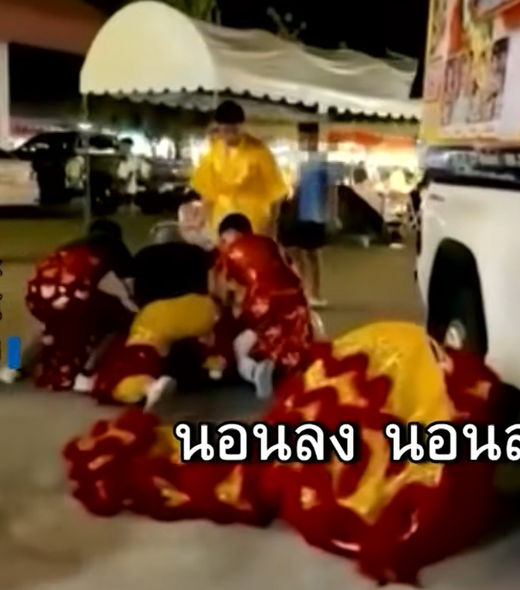 Dexerto's tweet image. Thai police disguised themselves as a traditional lion dance troupe to arrest a suspected thief at a local fair