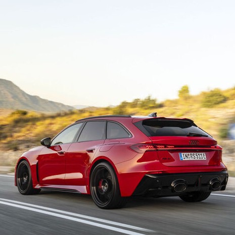 ThamiMasemola's tweet image. The new-generation Audi RS 5 (plug-in Hybrid) is out! Before it comes to Mzansi, let's look at some highlights:

• 2.9-litre turbo V6 
•470kW, 825Nm
• 400-volt electrical system
• 25.9 kWh battery capacity 
• ~80km battery range 
• 8-speed automatic 
• quattro AWD
• 20-21