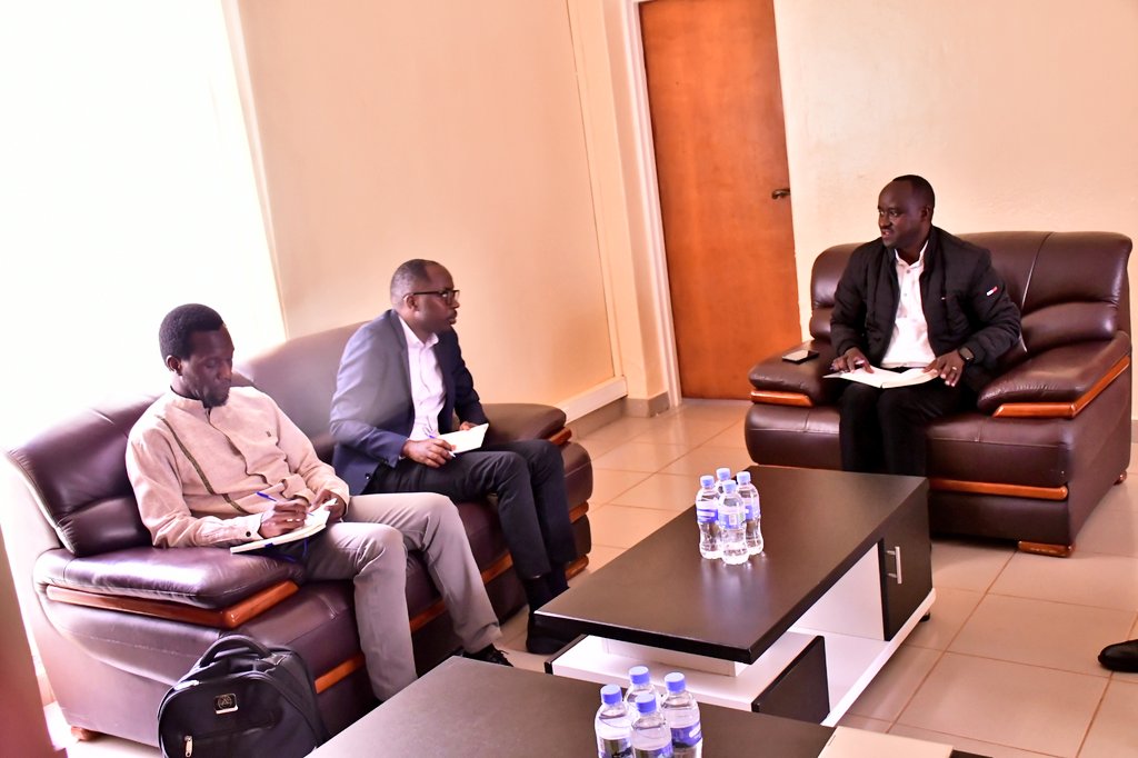 GisagaraDistr's tweet photo. The Secretary General of @ralgarwanda visited Gisagara District and met with the District Executive Committee to discuss collaboration betweenDistrictand RALGA, performance of District Administration, challenges, and ways to improve service delivery.
@RwandaLocalGov @RwandaSouth https://t.co/lwzy6dayqb