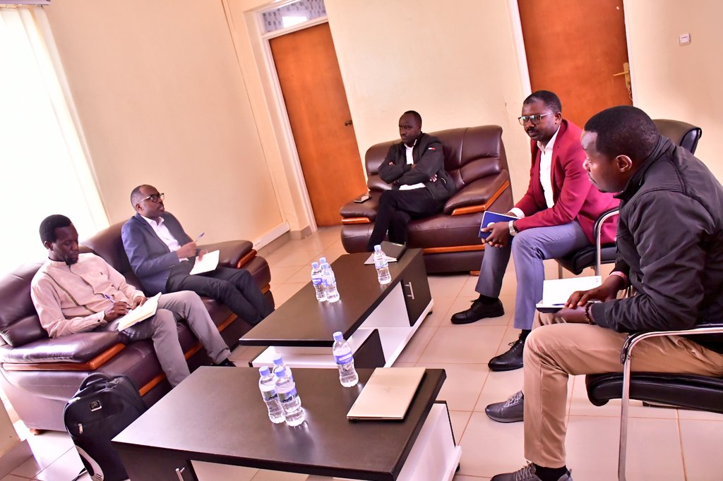 GisagaraDistr's tweet photo. The Secretary General of @ralgarwanda visited Gisagara District and met with the District Executive Committee to discuss collaboration betweenDistrictand RALGA, performance of District Administration, challenges, and ways to improve service delivery.
@RwandaLocalGov @RwandaSouth https://t.co/lwzy6dayqb