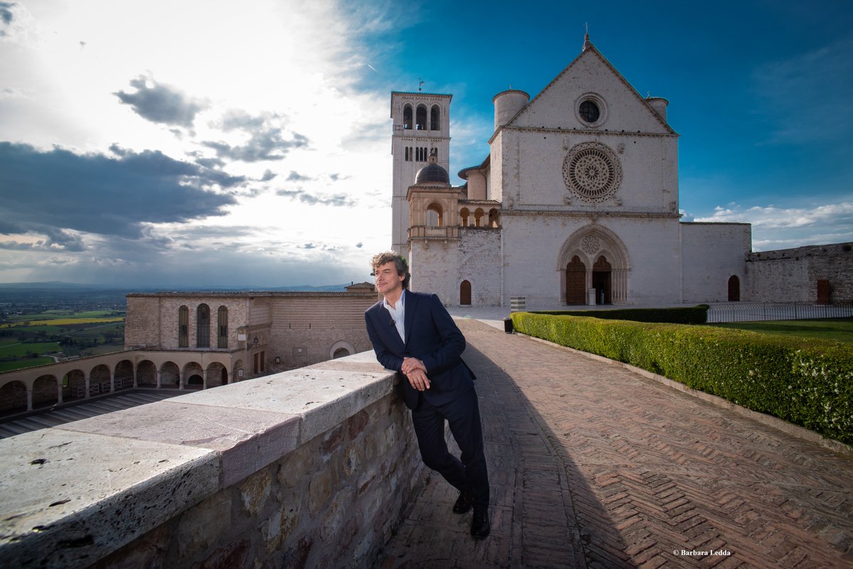 #PassaggioANordOvest, 15.00 <a href="/RaiUno/">Rai1</a>, vi porta in un luogo dove si respira storia, saggezza, ma anche tanta serenità e tranquillità: la Basilica di Assisi, dedicata a San Francesco, il Santo poverello che predicava umiltà e obbedienza e che ha dato vita all’ordine dei francescani.