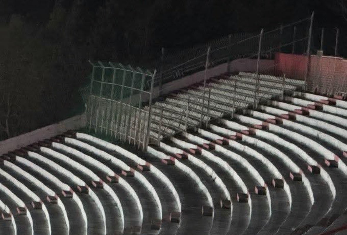 Está es “La Jaula” en la que los fans visitantes del Crystal Palace podrán asistir al partido de hoy contra el Zrinjski por la UEFA Conference League. [via <a href="/The_Forty_Four/">The 44 ⚽️</a>] 😳🇧🇦