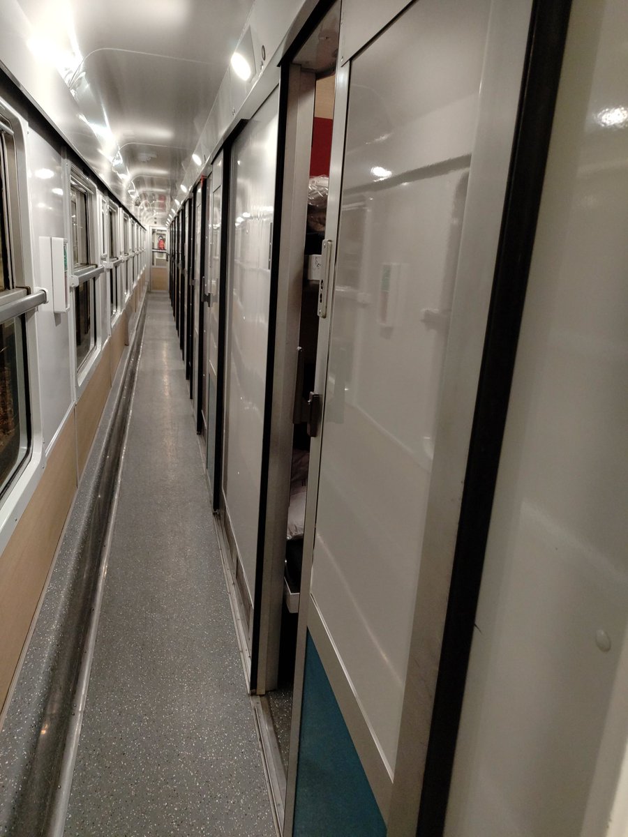 AudreyICnuit's tweet photo. Le train de nuit, C’est une parenthèse. Tu montes fatigué. Tu te réveilles ailleurs. Pendant que tu dors, on veille. Pendant que le monde s’arrête, le train avance.
21 ans que je vis ces nuits-là…
et je ne m’en lasse pas.Tu as déjà tenté l’expérience ?@Intercites @SNCFVoyageurs https://t.co/sG2qB3IQrs