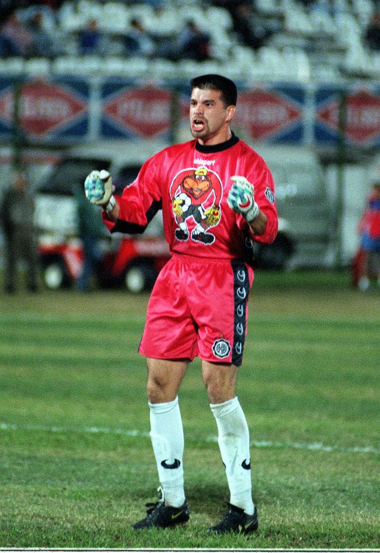 Como le explicas a los trolitos progres de Europa  que a este le decíamos “mono”, y nunca se ofendió y  mucho menos se puso a llorar…

Futbolistas eran los de antes <a href="/Tavarelli1/">Ricardo Tavarelli</a> !!!