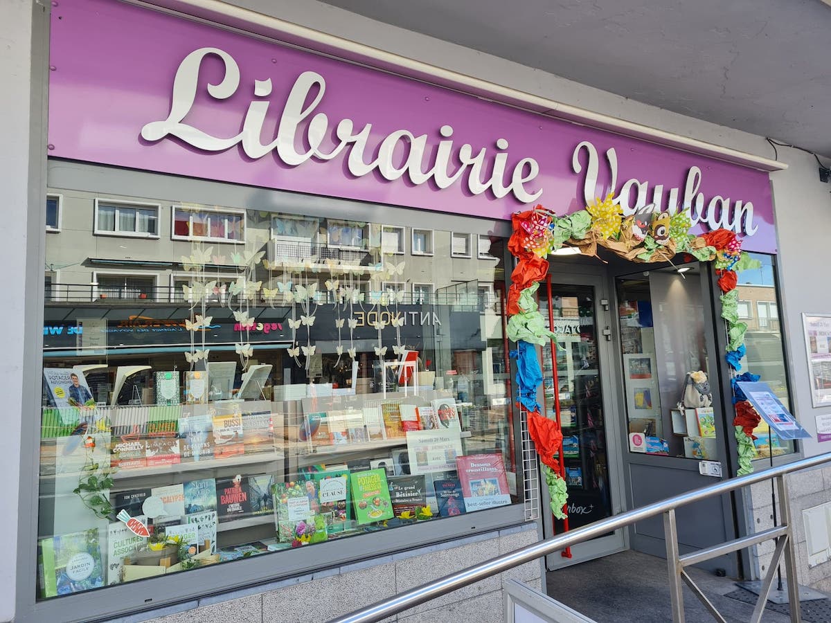 ActuaLitte's tweet image. 🔗 actualitte.com/article/129383…

📚 Fin de chapitre à Maubeuge : la librairie Vauban ferme après six décennies d’activité.
Un commerce indépendant disparaît, avec ce que cela implique pour les lecteurs et le tissu local.

#Librairie #Commerce
