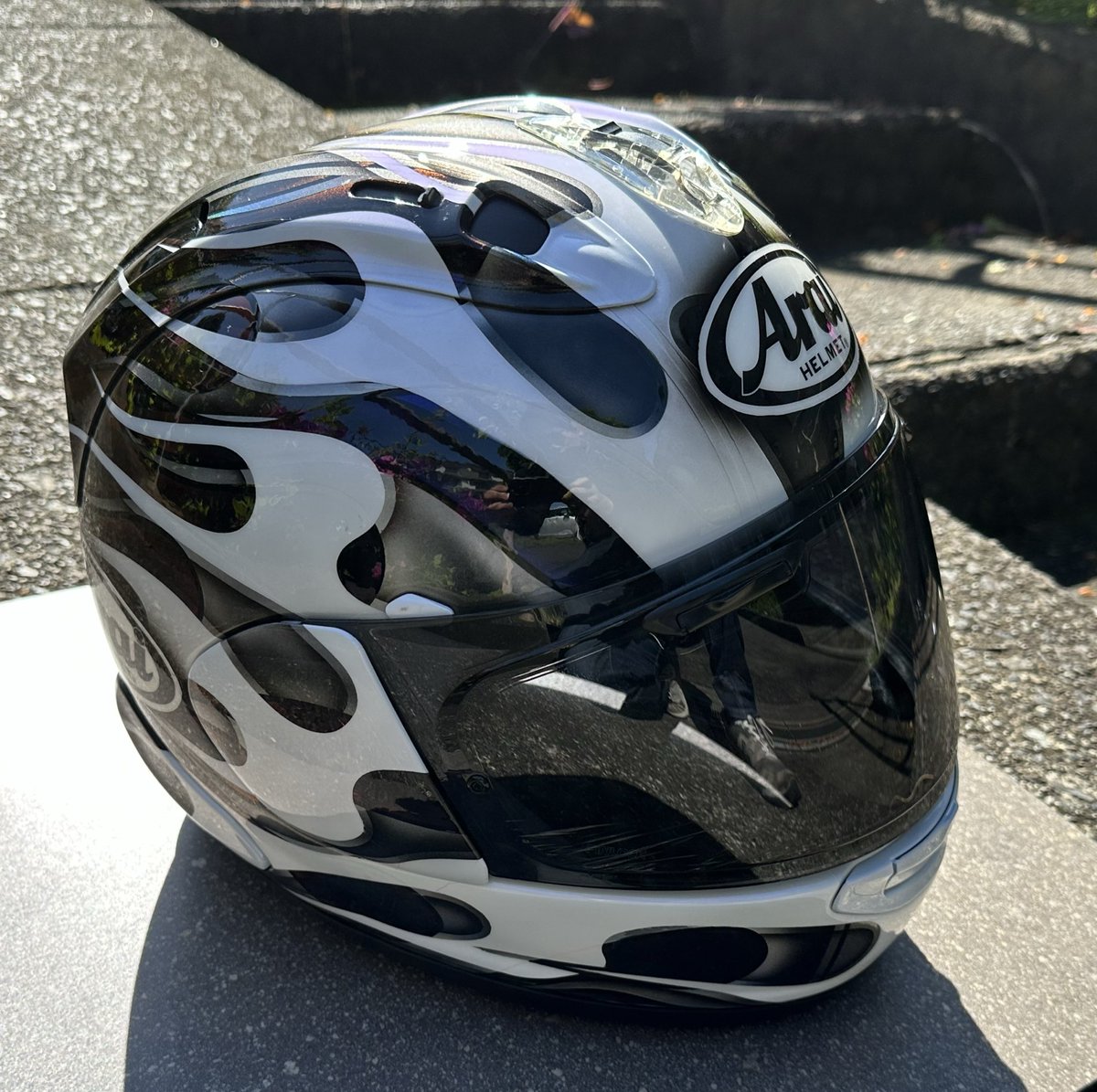 ヘルメットペイントについて、
いきなり会社を立ち上げるのも
難しい様に思います。

先ずは、現状から一歩踏み出すため、

塗料代+微々たる手間賃で
趣味の延長というカタチで
3つ程、製作した上で

製作動画をSNSにアップし、
認知度を上げて行ければと考えています。

もしも、フォロワー様の中で、